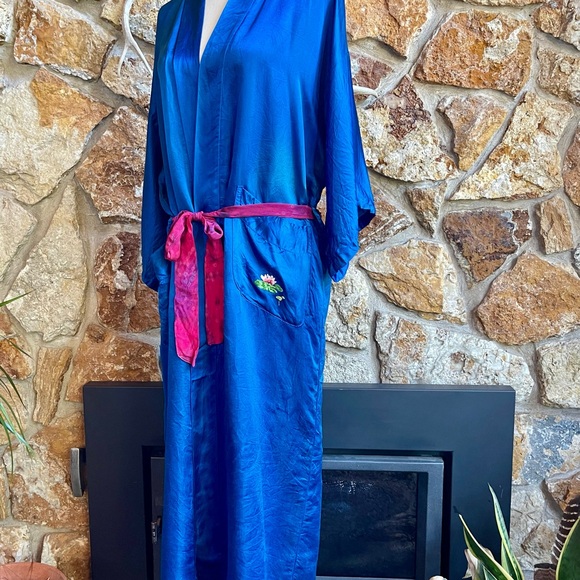 Vintage 80s 90s Blue Silk Kingfisher Lotus Pond Embroidered Chinese Kimono Robe - Picture 10 of 10